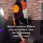Carolin Kebekus Instagram - Seid ehrlich - unsere Eltern sind alle gleich! 😂 #WirGegenDie 👉 „Wir gegen die! Die Kebekus Geschwister Show“ - Dienstag um 20:15 Uhr auf ProSieben oder streamen auf Joyn!
