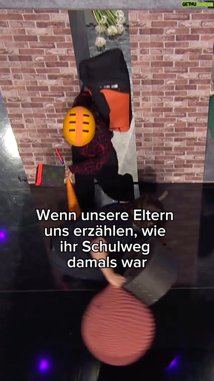 Carolin Kebekus Instagram - Seid ehrlich - unsere Eltern sind alle gleich! 😂 #WirGegenDie 👉 „Wir gegen die! Die Kebekus Geschwister Show“ - Dienstag um 20:15 Uhr auf ProSieben oder streamen auf Joyn!