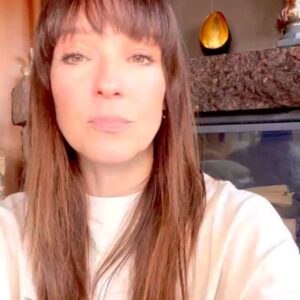 Carolin Kebekus Instagram - Wie Viel Macht 1€ Es gibt immer mehr Vorwürfe gegen Till Lindemann. Rammstein sagen in ihrem Statement dazu, dass sie den betroffenen Frauen das Recht auf ihre Sicht der Dinge geben. Grundsätzlich wäre das fair, wären da nicht Lindemanns Star-Anwälte die bereits Unterlassungsaufforderungen an die Frauen schicken, die sich äußern. Zudem drohen Betroffenen in solchen Fällen häufig Strafanzeigen, die sie einschüchtern sollen. Niemand soll sich entmutigt fühlen, offen über Erfahrungen zu sprechen. Erst recht nicht im Angesicht eines so einflussreichen Gegners. Deshalb sammeln wir hier Geld, um Betroffene zu unterstützen und die Machtverhältnisse auszugleichen. Wenn du 1€ spendest, ist das bereits eine Riesenhilfe. Link in Bio 😘 Let’s do this! #Klassenkasse #wievielmachteineuro #sheroes