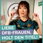 Carolin Kebekus Instagram - Hey @dfb_frauenteam, ein paar Leute haben euch was zu sagen. 🤩 @carokebelin, @ruthmoschner, @nikeatathompson, @tugbatekkal, @arndzeigler, @esthersedlaczek und das gesamte Team von #DCKS drücken euch die Daumen für eine erfolgreiche WM und denkt immer daran: WIR IHR ALLE EINS! ⚽️🙌 _ #FIFAWWC23 #WorldCup23 #IMTEAM #GER #FIFAWWC #BeyondGreatness #CarolinKebekus #ruthmoschner #nikeatathompson #tugbatekkal #arndzeigler #esthersedlaczek #wirihralleeins