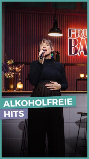 Carolin Kebekus Instagram - Finger weg von Liedern über Alkohol! Mit @hugoegonbalderofficial an den Tasten performt @carokebelin hochprozentige Hits in einer alkoholfreien Neuauflage. Die ganze Folge @dckshow mit @fraubauerfeind läuft schon jetzt in der @ardmediathek und um 22:50 im Ersten.