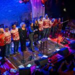 Carolin Kebekus Instagram – Was war das für ein „(C)hillich Ovend“ mit euch! 😍Ihr seid die Besten! ♥️ 
.
.
.
.
📸 @einsachtphotografie 
#chillichovend #unplugged #beerbitches #itschristmasbitches