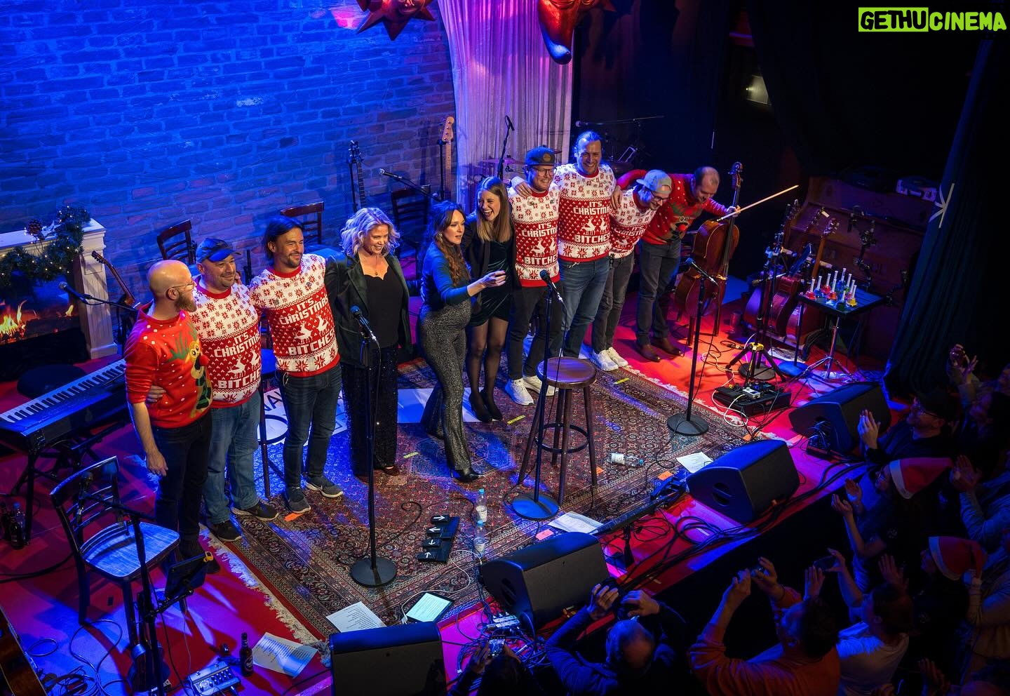 Carolin Kebekus Instagram - Was war das für ein „(C)hillich Ovend“ mit euch! 😍Ihr seid die Besten! ♥️ . . . . 📸 @einsachtphotografie #chillichovend #unplugged #beerbitches #itschristmasbitches