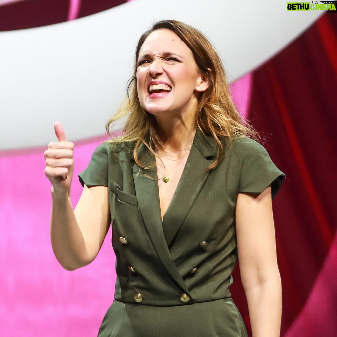 Carolin Kebekus Instagram - Ab September wieder Face Yoga-Kurse, auch in eurer Stadt 😂 Noch sind ein paar Plätze frei! Link ist in der Bio. #carolinkebekus #carolinkebekuslive #comedy fotos: mumpi_kuenster_monsterpics