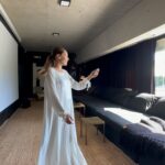 Carolina Ardohain Instagram - En conjunto con @condesas.deco se hizo una reforma en este espacio de mi casa. Mi objetivo era oscurecer el ambiente y que la luz no pasara, ya que su función será de un cine y sala de juegos. Me asesoré con ellos y me Instalaron cortinas ondas perfectas,en terciopelo italiano, forrado en rieles motorizado, en perfileria total black, un estilo de diseño europeo. Con esto logramos un resultado estético y que cumple con el objetivo que teníamos. Estoy feliz con el resultado! Gracias @paola.g.mengarelli !!!