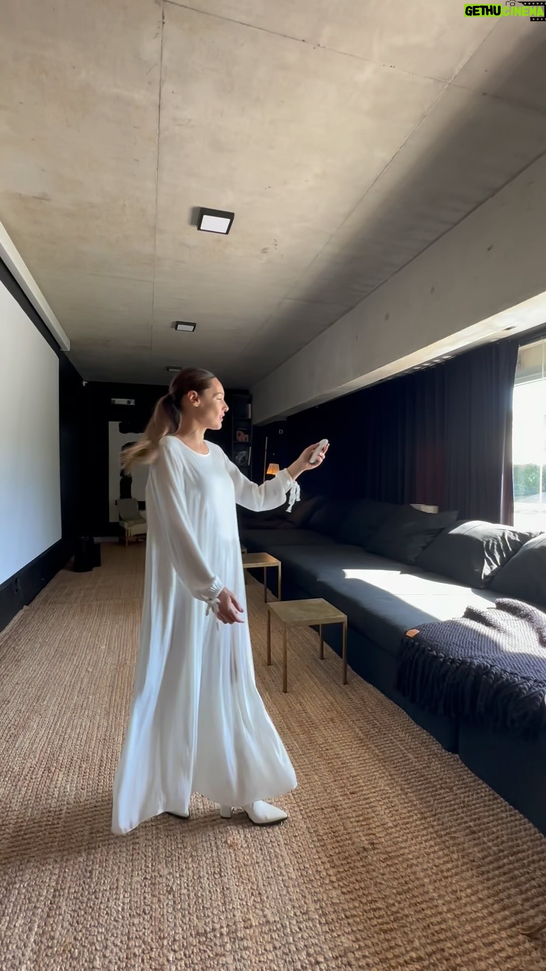Carolina Ardohain Instagram - En conjunto con @condesas.deco se hizo una reforma en este espacio de mi casa. Mi objetivo era oscurecer el ambiente y que la luz no pasara, ya que su función será de un cine y sala de juegos. Me asesoré con ellos y me Instalaron cortinas ondas perfectas,en terciopelo italiano, forrado en rieles motorizado, en perfileria total black, un estilo de diseño europeo. Con esto logramos un resultado estético y que cumple con el objetivo que teníamos. Estoy feliz con el resultado! Gracias @paola.g.mengarelli !!!