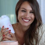 Carolina Ardohain Instagram - ¿Queres saber todo acerca de Whey Protein? 🥰 Mira el video que @pampitaoficial te cuenta todo! Cómo tomarlo? 🌸Diluir 30 gramos en 200/300 ml. de agua. 🌸 Shake Shake y listo!!! 💕 Hacé como Pampita e incorpóralo a tu rutina. 🌸🌷 Ingresa a la tienda www.womanbypampita.com.ar y conseguí el tuyo para empezar a notar tus cambios. 💪🏼🌸 #womanbypampita #pampitaoficial #bellleza #suplemento #salud #mujer #bienestar #proteina #womannutricion #colageno #resveratrol #lifestyler #mujerargentina