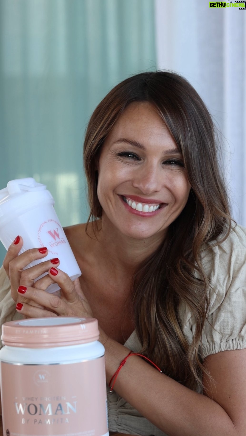 Carolina Ardohain Instagram - ¿Queres saber todo acerca de Whey Protein? 🥰 Mira el video que @pampitaoficial te cuenta todo! Cómo tomarlo? 🌸Diluir 30 gramos en 200/300 ml. de agua. 🌸 Shake Shake y listo!!! 💕 Hacé como Pampita e incorpóralo a tu rutina. 🌸🌷 Ingresa a la tienda www.womanbypampita.com.ar y conseguí el tuyo para empezar a notar tus cambios. 💪🏼🌸 #womanbypampita #pampitaoficial #bellleza #suplemento #salud #mujer #bienestar #proteina #womannutricion #colageno #resveratrol #lifestyler #mujerargentina