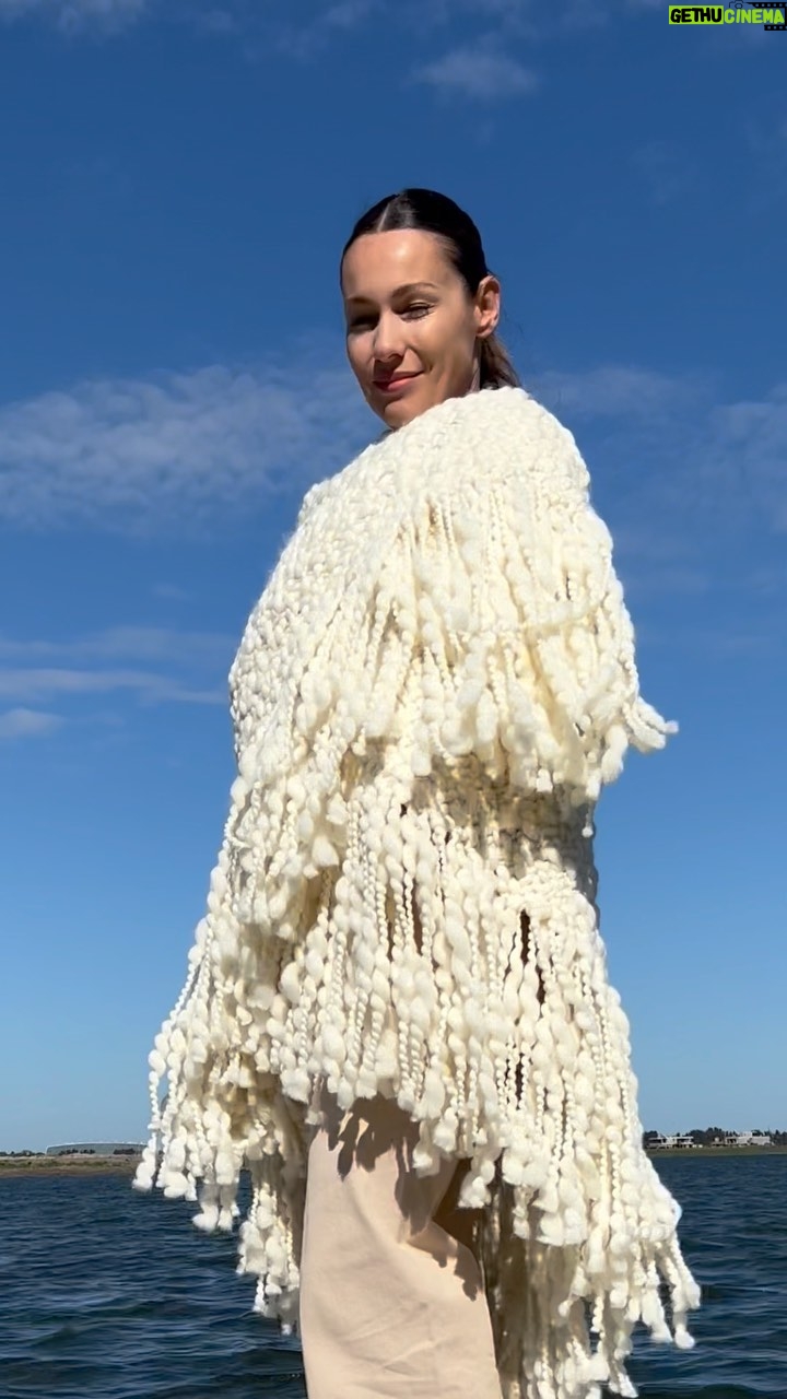 Carolina Ardohain Instagram - Mi manta @pampitabyceferina ideal para arrancar los primeros días de frío! ❄️❄️❄️ Mantón Cloudy súper abrigado y suave para disfrutar de quedarnos en casa! Lo encuentran disponible en mi tienda online de CEFERINA.COM o en la boutique de la galería Promenade 🤍 #mantas #pampita #puralana #modasuatentable #artesanas #lifestyle #handmade #ponchos #ceferina #argentina #tejidos