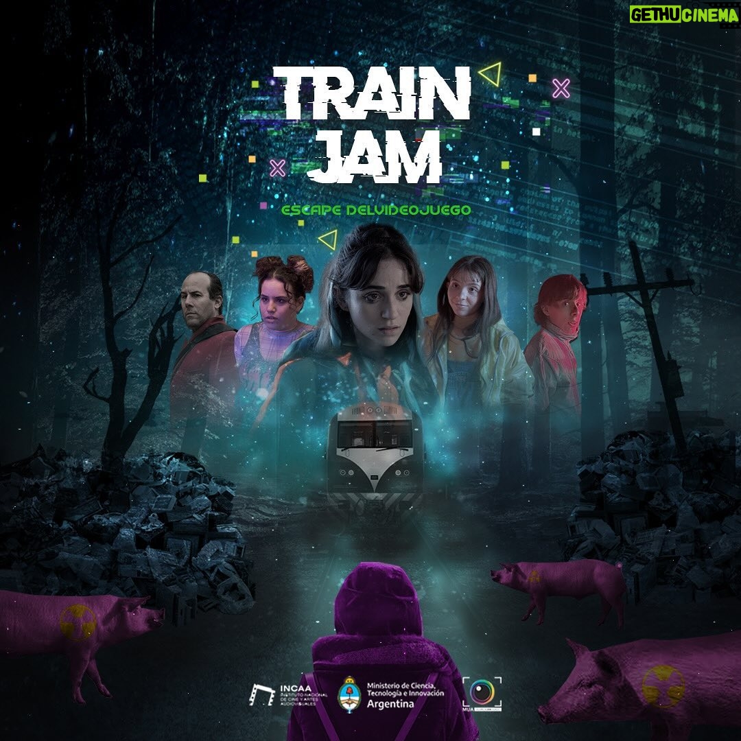 Carolina Kopelioff Instagram - ¡Se pre estrena Train Jam, escape del videojuego! La podes ver todos los miércoles a las 20hs a partir del 6 de diciembre en TEC TV 💫 🎬 @muaargentina @tec.ciencia.ar @incaa_argentina @maitenaminella @julia_elena_zarate @ledesma_jul Tres jóvenes quedan atrapadas en una realidad virtual de la que deberán tratar de escapar, siguiendo la lógica de un videojuego, amenazadas por un grupo de villanos que buscan convertir la ciudad en la que habitan en el basurero del mundo. Las protagonistas serán ayudadas por amigas y amigos que participan de una sesión de programación de videojuegos mientras viajan en un tren. Así, intentarán evitar el colapso ambiental y encontrar una salida, antes de quedar atrapadas para siempre en esa realidad paralela.
