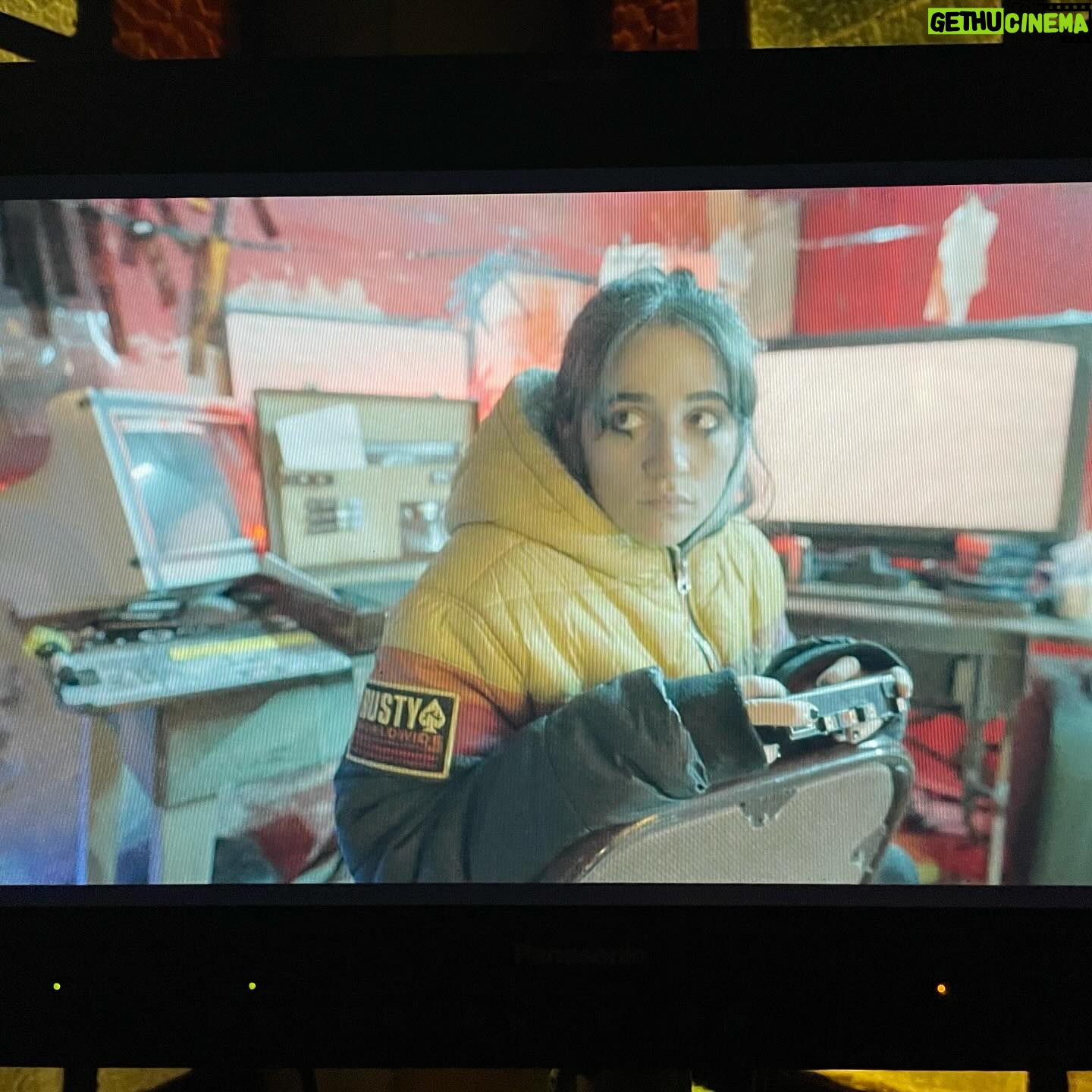 Carolina Kopelioff Instagram - ¡Se pre estrena Train Jam, escape del videojuego! La podes ver todos los miércoles a las 20hs a partir del 6 de diciembre en TEC TV 💫 🎬 @muaargentina @tec.ciencia.ar @incaa_argentina @maitenaminella @julia_elena_zarate @ledesma_jul Tres jóvenes quedan atrapadas en una realidad virtual de la que deberán tratar de escapar, siguiendo la lógica de un videojuego, amenazadas por un grupo de villanos que buscan convertir la ciudad en la que habitan en el basurero del mundo. Las protagonistas serán ayudadas por amigas y amigos que participan de una sesión de programación de videojuegos mientras viajan en un tren. Así, intentarán evitar el colapso ambiental y encontrar una salida, antes de quedar atrapadas para siempre en esa realidad paralela.