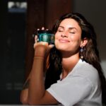 Carolina Loureiro Instagram - 🤩O meu tratamento de eleição para o cuidado e limpeza do cabelo e couro cabeludo! Com uma esfoliação a cada 15 dias para manter o couro cabeludo saudável, um shampoo que nutre as áreas mais sensíveis e um condicionador que protege o meu cabelo diariamente. Tudo Self Love 💕 da @manubelabeautystore! #pub