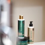 Carolina Loureiro Instagram - 🤩O meu tratamento de eleição para o cuidado e limpeza do cabelo e couro cabeludo! Com uma esfoliação a cada 15 dias para manter o couro cabeludo saudável, um shampoo que nutre as áreas mais sensíveis e um condicionador que protege o meu cabelo diariamente. Tudo Self Love 💕 da @manubelabeautystore! #pub