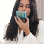 Carolina Loureiro Instagram - Manhãs boas com a rotina Fresh Detox da Self Love: esfoliante (importantíssimo!), shampoo e condicionador que me deixam com o couro cabeludo e cabelo limpo e saudável ❤ para melhorar um aroma incrível a menta e eucalipto 🌿. Aproveitem as promoções de 15% de desconto com ofertas especiais em kits SelfLove até amanhã! @manubelabeautystore @manubelacabeleireiros #pub
