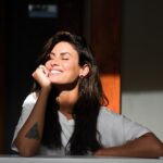 Carolina Loureiro Instagram - 🤩O meu tratamento de eleição para o cuidado e limpeza do cabelo e couro cabeludo! Com uma esfoliação a cada 15 dias para manter o couro cabeludo saudável, um shampoo que nutre as áreas mais sensíveis e um condicionador que protege o meu cabelo diariamente. Tudo Self Love 💕 da @manubelabeautystore! #pub