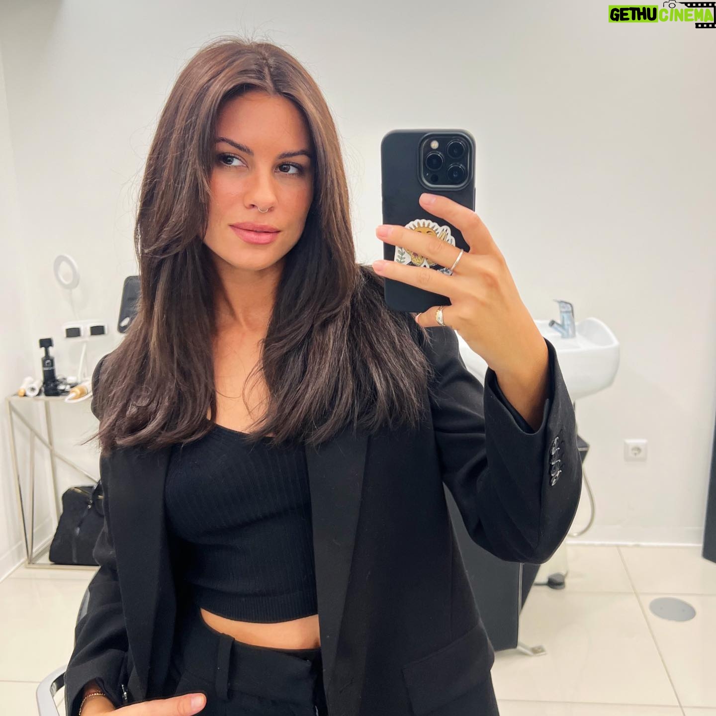 Carolina Loureiro Instagram - muito giro estar loira por uns dias 😂 mas a carol está de volta 🤎 @manubelacabeleireiros