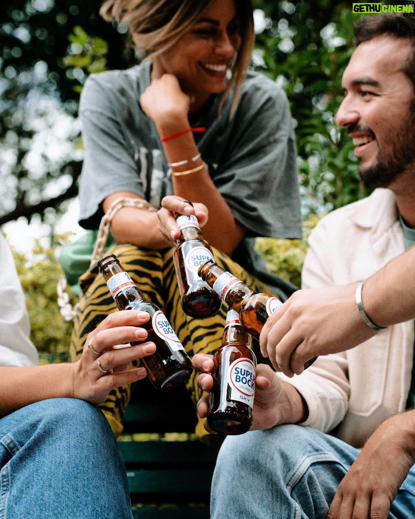 Carolina Loureiro Instagram - Finais de tarde com amigos, os melhores momentos para descontrair com a nova @superbock Sky! #pub