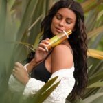 Carolina Loureiro Instagram - O truque para um cabelo radiante o verão inteiro: Terapia Hello Summer da SelfLove. Esta gama com um cheiro ótimo a coco oferece proteção e hidratação essenciais para os dias de praia e piscina e os cuidados começam antes mesmo de sair de casa com o Leave-In, que protege contra os danos do sol, sal e cloro. Quando regresso, uso o Shampoo e Máscara Hello Summer para uma limpeza e hidratação 🌞 O AfterSun que vem de oferta serve para hidratar a pele depois deste dia bom! #pub @manubelacabeleireiros @manubelabeautystore