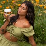 Carolina Loureiro Instagram – O truque para um cabelo radiante o verão inteiro: Terapia Hello Summer da SelfLove. Esta gama com um cheiro ótimo a coco oferece proteção e hidratação essenciais para os dias de praia e piscina e os cuidados começam antes mesmo de sair de casa com o Leave-In, que protege contra os danos do sol, sal e cloro. Quando regresso, uso o Shampoo e Máscara Hello Summer para uma limpeza e hidratação 🌞 O AfterSun que vem de oferta serve para hidratar a pele depois deste dia bom! #pub @manubelacabeleireiros @manubelabeautystore