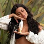 Carolina Loureiro Instagram – O truque para um cabelo radiante o verão inteiro: Terapia Hello Summer da SelfLove. Esta gama com um cheiro ótimo a coco oferece proteção e hidratação essenciais para os dias de praia e piscina e os cuidados começam antes mesmo de sair de casa com o Leave-In, que protege contra os danos do sol, sal e cloro. Quando regresso, uso o Shampoo e Máscara Hello Summer para uma limpeza e hidratação 🌞 O AfterSun que vem de oferta serve para hidratar a pele depois deste dia bom! #pub @manubelacabeleireiros @manubelabeautystore