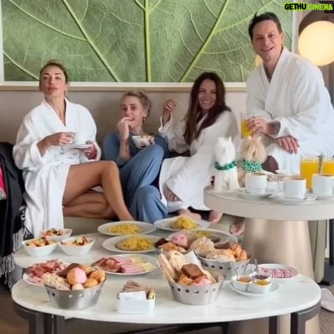 Carolina de Moras Instagram - Una cosa casual para desayunar ! @virginiademariaoficial @carolahonorato_ @cristianpreece