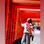 Carolina de Moras Instagram - Visitando los tori de Fushimi Inari Taisha. En el monte Inari. Kioto toda una experiencia..! Este santuario cuenta con más de 1300 años de historia, fundado en 711 d.C. De acuerdo al la historia. Un antepasado de dicho clan llamado Hata no Irogu practicaba la puntería usando mochi (pasteles de arroz). Una flecha atravesó uno de los pasteles y se transformó en un cisne que voló hacia la cima de la montaña, donde empezó a crecer el arroz. Este evento milagroso marca el inicio de la leyenda de Inari Okami. Inari es prácticamente la deidad más polivalente y todopoderosa de Japón. Convirtiéndola así en la diosa de lo relacionado con prosperidad y buena suerte!!🍀⭐️