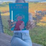 Carolina de Moras Instagram - Me preguntaron mucho por este libro. ”A 4.270km” está basado en la serie de Youtube “Cerebro Sin Filtro”, y aquí encontrarás un relato de ficción muy cercano y emocionante, con datos duros y reales. A mí realmente me ha ayudado mucho a entender lo que nuestros adolescentes viven hoy en día. Ideal para que también lo lean nuestros hijos. Escrito por @cerebrosinfiltro y editado por @zigzageditorial perfecto para regalar en Navidad 🎄🎁📚 Encuéntralo en librerías y en tienda.zigzag.cl 👈
