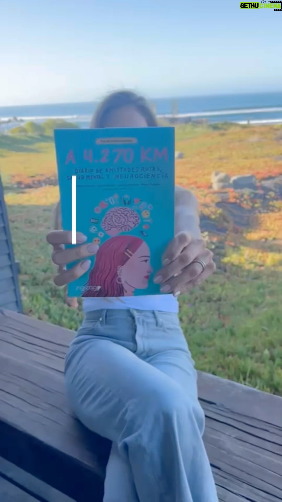 Carolina de Moras Instagram - Me preguntaron mucho por este libro. ”A 4.270km” está basado en la serie de Youtube “Cerebro Sin Filtro”, y aquí encontrarás un relato de ficción muy cercano y emocionante, con datos duros y reales. A mí realmente me ha ayudado mucho a entender lo que nuestros adolescentes viven hoy en día. Ideal para que también lo lean nuestros hijos. Escrito por @cerebrosinfiltro y editado por @zigzageditorial perfecto para regalar en Navidad 🎄🎁📚 Encuéntralo en librerías y en tienda.zigzag.cl 👈