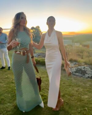Carolina de Moras Instagram - Espectacular la invitación  de @fasano y @cranberry_chic realmente una experiencia de otro nivel. !!
@aledelsante 
@millarayviera 
@angelicacastro_ 
@josepooley