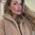 Carolina de Moras Instagram - En vivo con @behuna no te quedes sin tu tenidas para este fin de año. Aprovecha los únicos e irrepetibles precios del cyber. Hasta un 50 % de descuento.