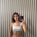 Caroline Dallarosa Instagram - “Eu te transformei nessa canção, pra poder te gravar em mim..” 🎶 continue a música aqui 👇🏼🙂‍↕️