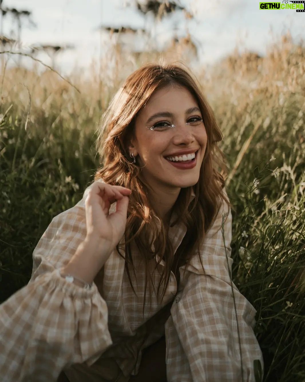 Caroline Dallarosa Instagram - Caroline Dallarosa posa com exclusividade para a @lofficielbrasil e em um bate-papo super leve e descontraído, relembra a sua entrada repentina para a TV Globo através de ‘Malhação’: “Para terem ideia, não entendia de marcação, posicionamento de câmera, nada disso!”, comenta. A atriz, que brilhou no filme ‘Tá Escrito’ – lançado em dezembro do ano passado e sucesso de bilheteria nacional – ainda aproveitou para falar sobre os preparativos para o seu casamento, novos projetos, vida saudável e metas para 2024! Confira no link da bio. #carolinedallarosa #atriz #entrevista Fotos: @camilacardosoribeiro Beauty: @soutabatha
