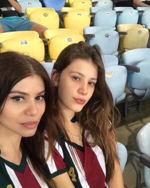 Caroline Dallarosa Instagram - Hoje o feliz dia das mães é pro maior amor da minha vida, sei que todo mundo diz que tem a melhor mãe do mundo mas a minha de fato é, inteligente, linda, uma leoa e principalmente minha melhor amiga, eu te amo mais do que qualquer coisa que você pode imaginar mame! Feliz hoje e sempre seu dia! 🩷 @mirtesdll