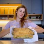 Caroline Dallarosa Instagram - RECEITA CAÇAROLA DE BRÓCOLIS Molho branco: 4 colheres de sopa de manteiga 1 cebola grande picada 4 colheres de sopa de farinha de trigo 2 xícaras de leite Temperos a gosto ( noz moscada, pimenta branca, sal) Deixar engrossar, desligar o fogo e acrescentar um ovo, mexer para não fritar o ovo MONTAGEM: Colocar em uma travessa o brócolis cru e despejar o molho por cima, colocar no forno a 200 graus por 30 minutos, retirar e moer bolacha maisena e colocar por cima, mais cinco minutos no forno e tá pronto.