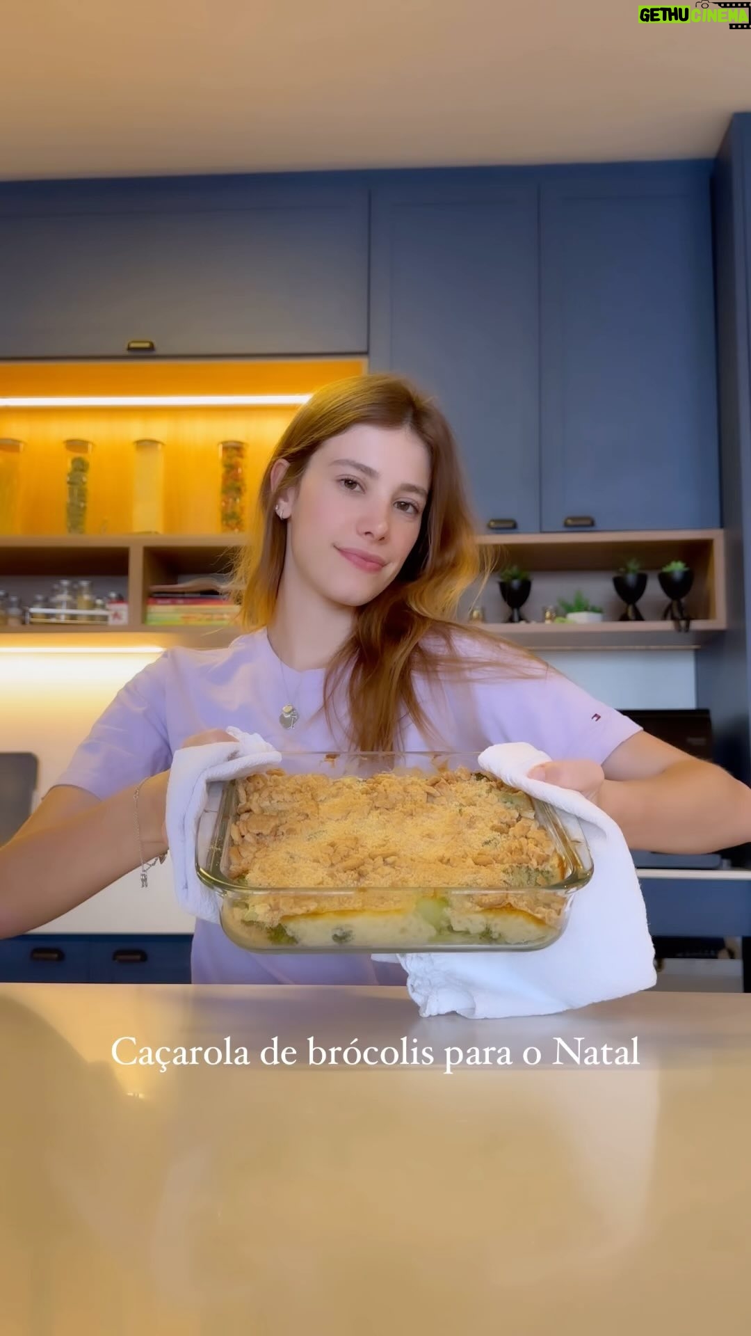 Caroline Dallarosa Instagram - RECEITA CAÇAROLA DE BRÓCOLIS Molho branco: 4 colheres de sopa de manteiga 1 cebola grande picada 4 colheres de sopa de farinha de trigo 2 xícaras de leite Temperos a gosto ( noz moscada, pimenta branca, sal) Deixar engrossar, desligar o fogo e acrescentar um ovo, mexer para não fritar o ovo MONTAGEM: Colocar em uma travessa o brócolis cru e despejar o molho por cima, colocar no forno a 200 graus por 30 minutos, retirar e moer bolacha maisena e colocar por cima, mais cinco minutos no forno e tá pronto.