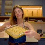 Caroline Dallarosa Instagram - MELHOR SOBREMESA DO MUNDO Receita: RECHEIO 3 xícaras de manga Meia xícara de água 1 xícara de açúcar Colocar no fogo até ferver e depois acrescentar 3 colheres de maizena MASSA: 1 xícara e meia de trigo 1 colher de sopa de açúcar 3 colheres de chá de fermento Meia colher de chá de sal 1/3 gordura vegetal 1 ovo Meia xícara de leite Colocar a manga na travessa e cobrir com a massa em forma de bolinha com a ajuda de uma colher por cima