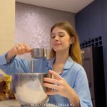 Caroline Dallarosa Instagram - Bolo de aniversário pra minha mamãe CARROT CAKE RECEITA 2 xícaras de farinha de trigo 2 xícaras de açúcar 2 colheres de chá de fermento 2 colheres de chá de canela 2 colheres de chá de bicarbonato 1 e meia de olho de canola 4 xícaras de cenoura ralada 4 ovos COBERTURA 4 xícaras de açúcar de confeiteiro 2 colheres de chá de essência de baunilha 150 gramas de cream cheese 1/4 de manteiga