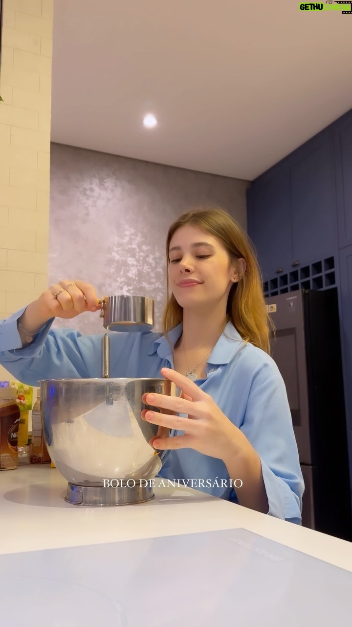 Caroline Dallarosa Instagram - Bolo de aniversário pra minha mamãe CARROT CAKE RECEITA 2 xícaras de farinha de trigo 2 xícaras de açúcar 2 colheres de chá de fermento 2 colheres de chá de canela 2 colheres de chá de bicarbonato 1 e meia de olho de canola 4 xícaras de cenoura ralada 4 ovos COBERTURA 4 xícaras de açúcar de confeiteiro 2 colheres de chá de essência de baunilha 150 gramas de cream cheese 1/4 de manteiga