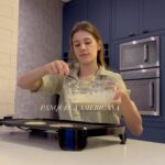 Caroline Dallarosa Instagram - RECEITA DA MINHA FAMOSA PANQUECA 🥞 (percebi que só uso verde) 1 xícara de farinha de trigo 1 xícara de leite 2 colheres de sopa de açúcar 1 colher de chá de essência de baunilha 1 colher de chá de fermento 1 ovo