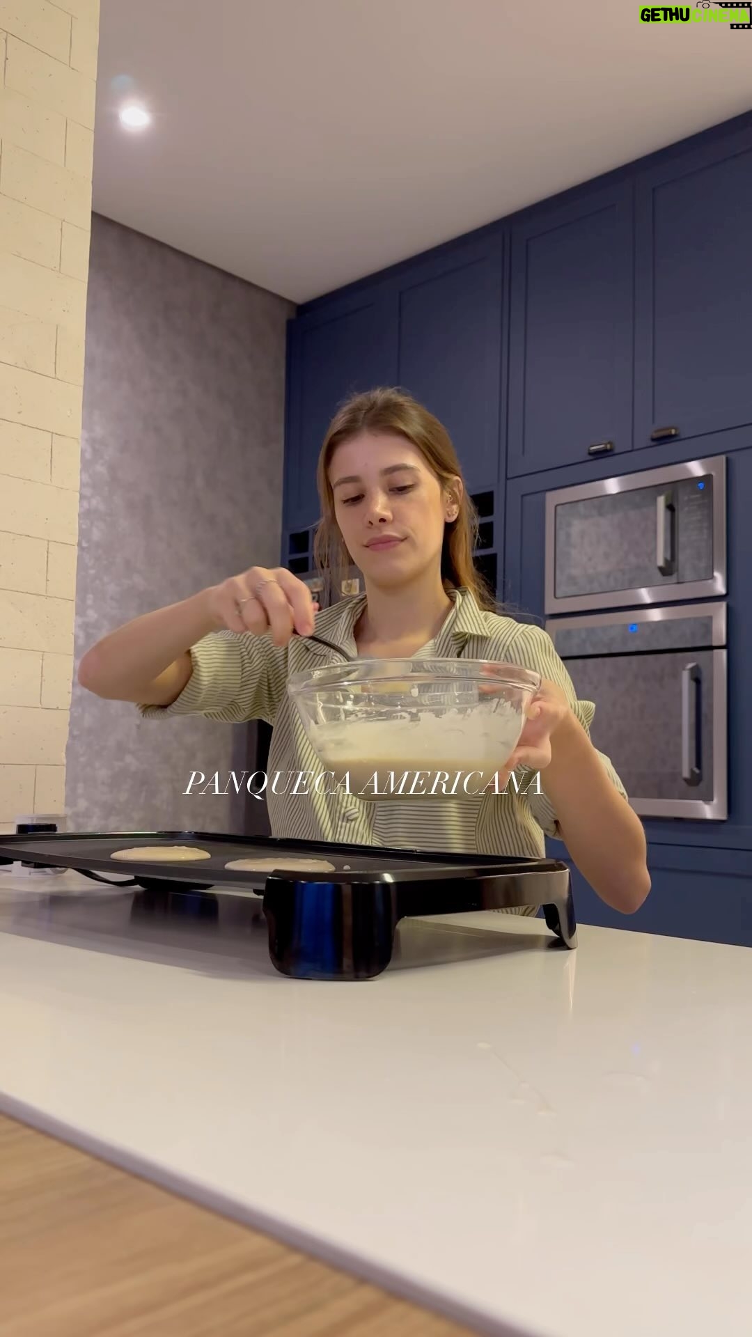 Caroline Dallarosa Instagram - RECEITA DA MINHA FAMOSA PANQUECA 🥞 (percebi que só uso verde) 1 xícara de farinha de trigo 1 xícara de leite 2 colheres de sopa de açúcar 1 colher de chá de essência de baunilha 1 colher de chá de fermento 1 ovo