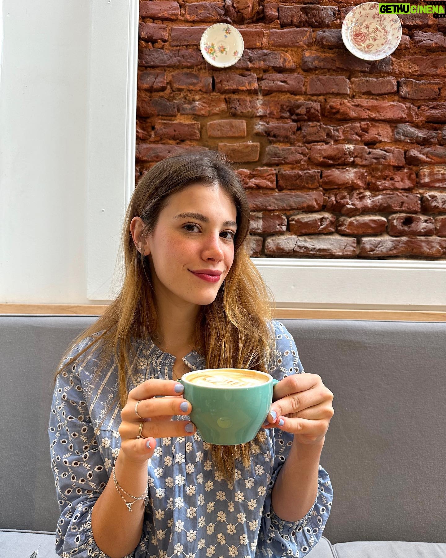 Caroline Dallarosa Instagram - Por aqui s贸 caf茅 馃槑