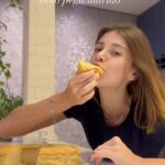 Caroline Dallarosa Instagram - RECEITA 👢 Liquidificador coloca todos os ingredientes 1 caixa de Leite condensado 1 xícara de açúcar 800 ml de leite 2 gemas 2 colheres de sopa de manteiga Depois de bater tudo acrescentar 2 xícaras de farinha de trigo Bater novamente, despeja na forma untada e coloca a 180 graus no forno até dourar em cima.