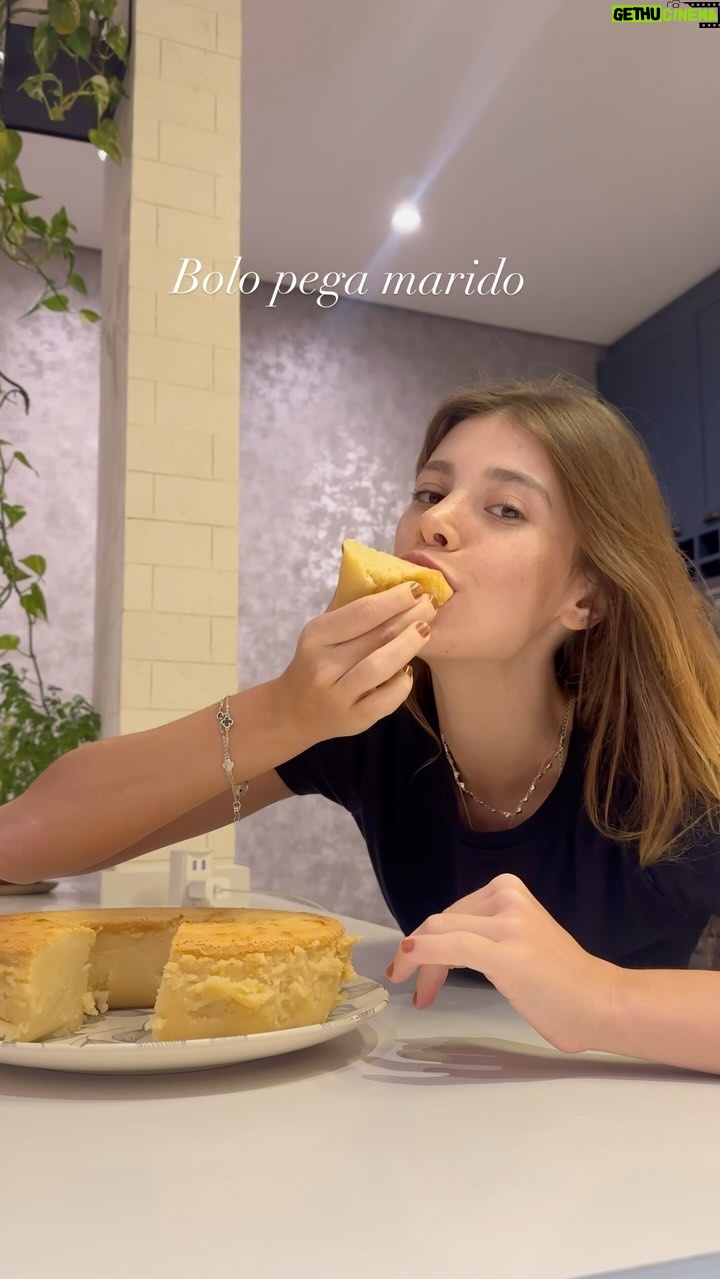 Caroline Dallarosa Instagram - RECEITA 👢 Liquidificador coloca todos os ingredientes 1 caixa de Leite condensado 1 xícara de açúcar 800 ml de leite 2 gemas 2 colheres de sopa de manteiga Depois de bater tudo acrescentar 2 xícaras de farinha de trigo Bater novamente, despeja na forma untada e coloca a 180 graus no forno até dourar em cima.