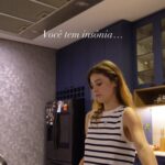 Caroline Dallarosa Instagram - CHÁ DE BANANA 🍌 Corta a banana ao meio e retira as duas pontas, com a casca só ferver na água, depois passar em uma peneira e acrescentar mel.