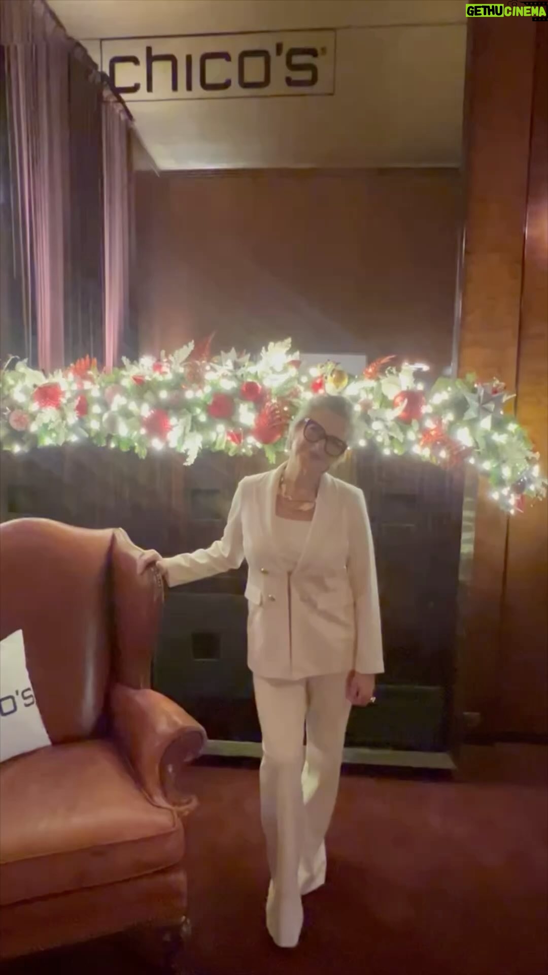 Caroline Manzo Instagram - Spreading holiday cheer with @lovechicos at Radio City Christmas Spectacular π β βTis the season for style! πβ€οΈ ποΈ #LoveChicos