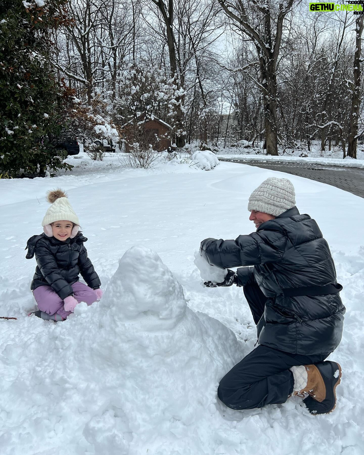 Caroline Manzo Instagram - Building a snowman with mommy @laurenmanzo - its a tiny snowman but she’s one happy little girl. ❤️❤️⛄️❄️