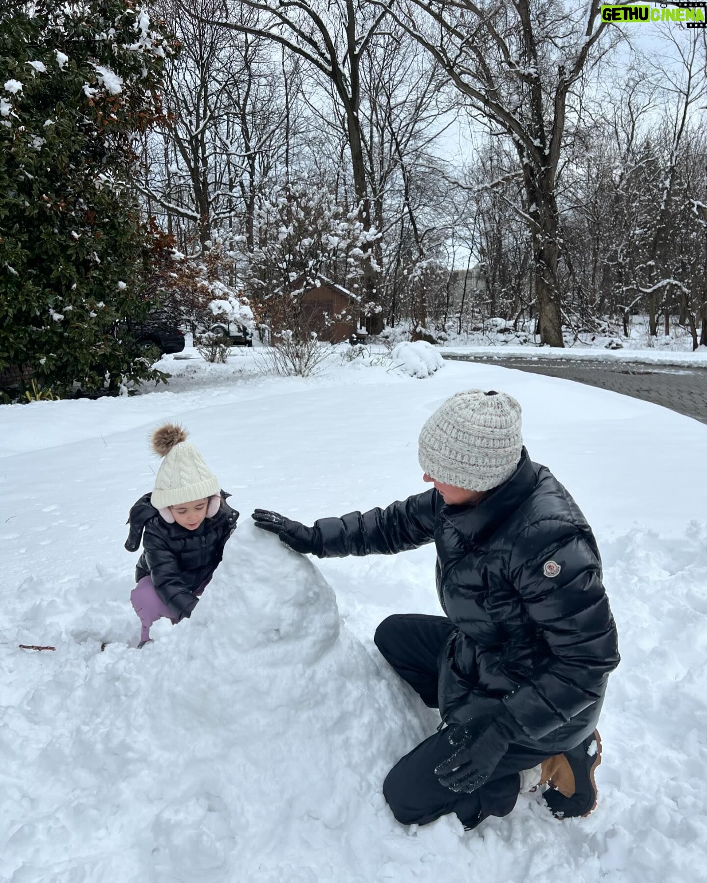 Caroline Manzo Instagram - Building a snowman with mommy @laurenmanzo - its a tiny snowman but she’s one happy little girl. ❤️❤️⛄️❄️