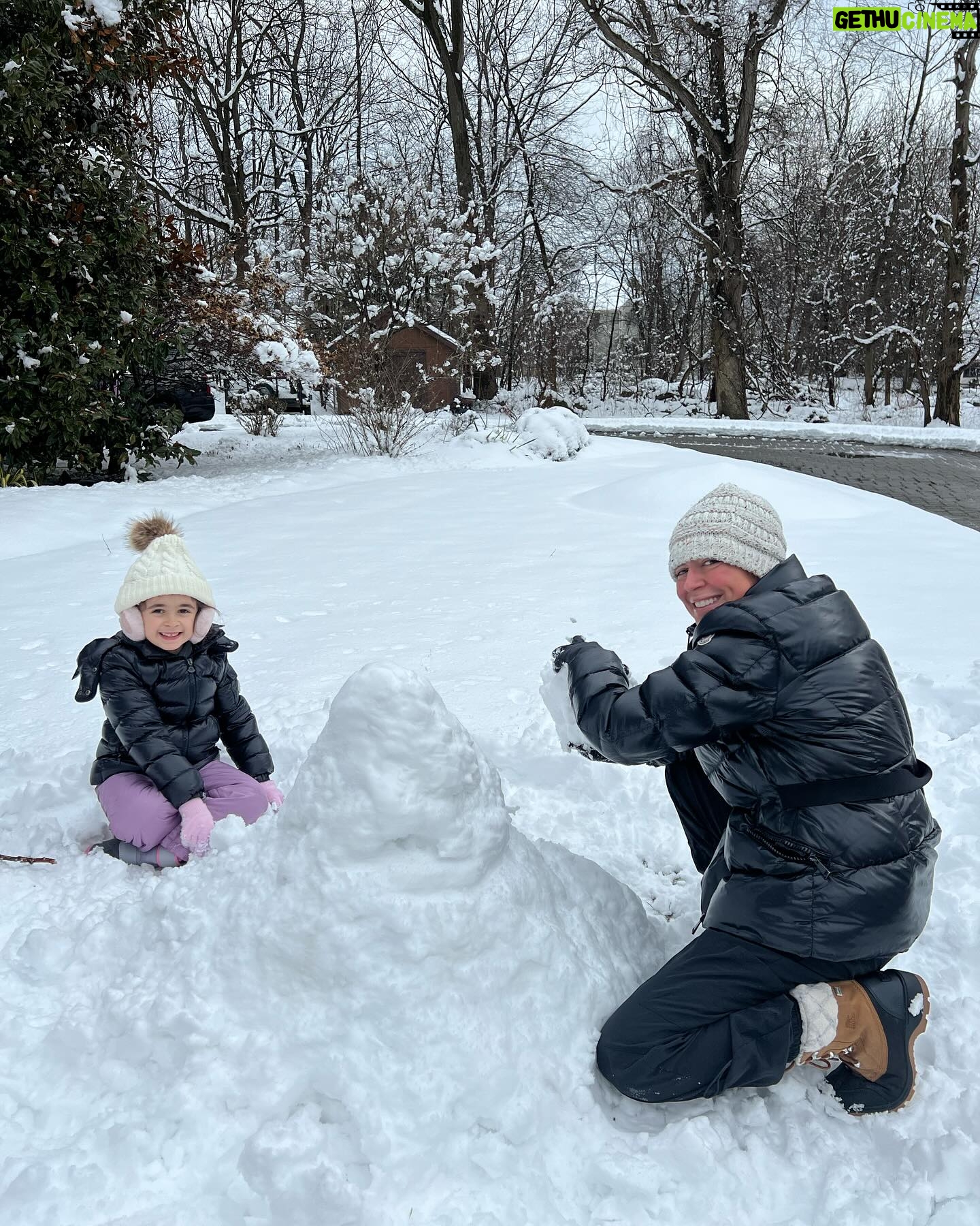 Caroline Manzo Instagram - Building a snowman with mommy @laurenmanzo - its a tiny snowman but she’s one happy little girl. ❤️❤️⛄️❄️