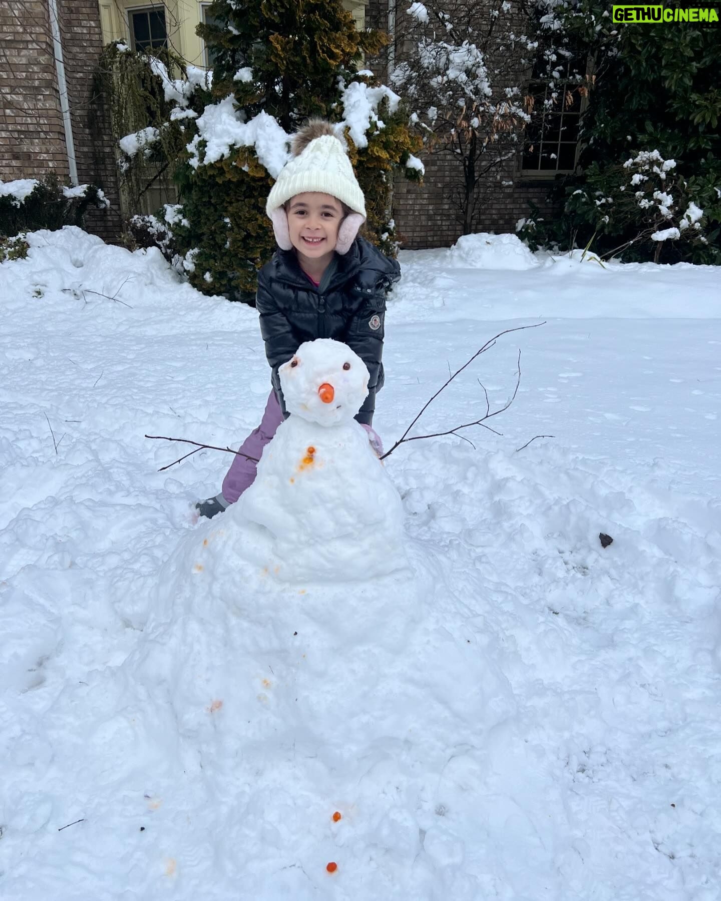Caroline Manzo Instagram - Building a snowman with mommy @laurenmanzo - its a tiny snowman but she’s one happy little girl. ❤️❤️⛄️❄️