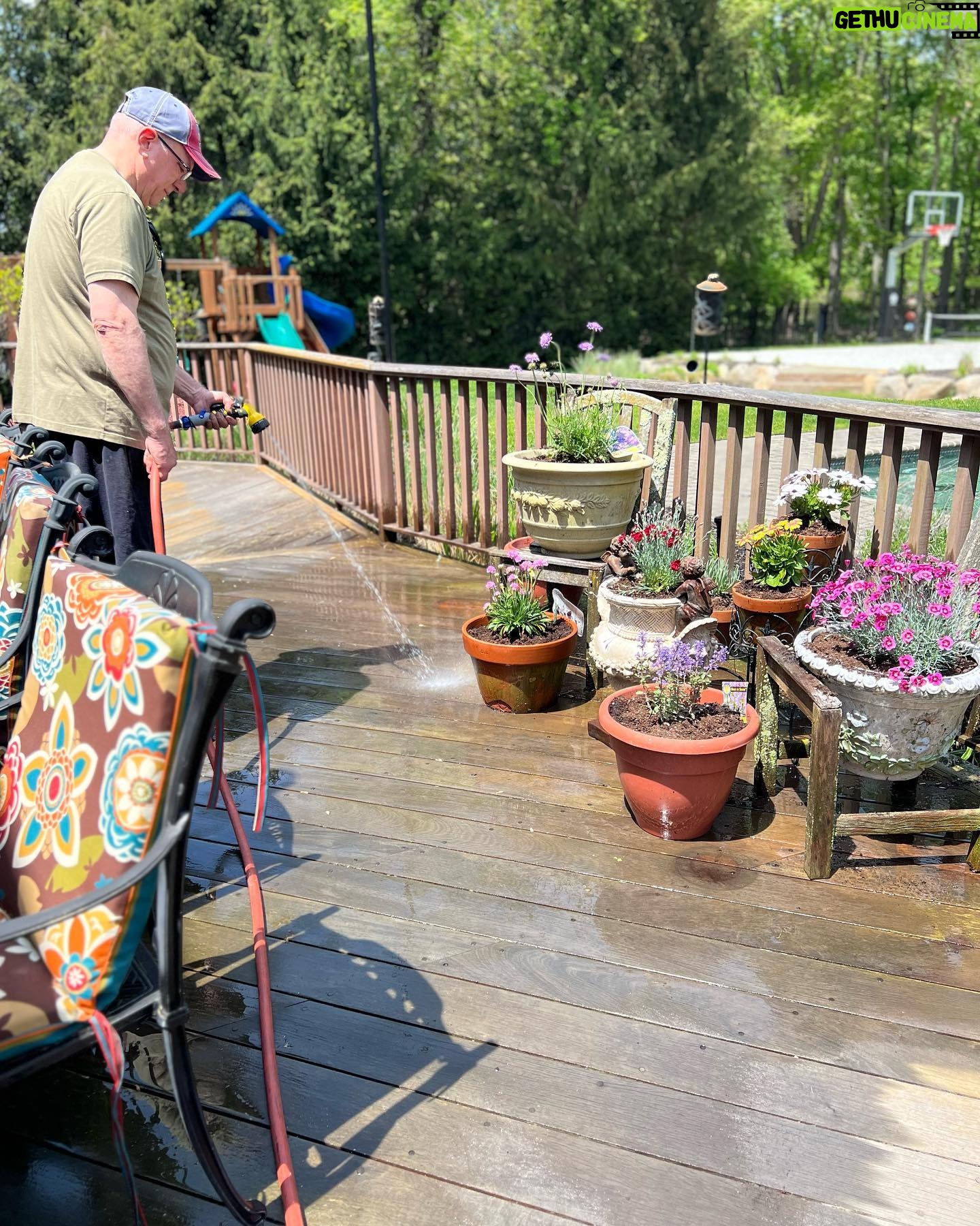 Caroline Manzo Instagram - Itβs that time of year! My handsome gardener setting up the beginnings of our herb garden and some flowers on the deck too. Lots more to do, love to see the process and the progress! β€οΈπͺ΄πΌππ #gardening #gardenlife #vegetablegarden